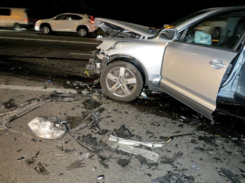 В Киеве лоб в лоб столкнулись Seat и Volkswagen Touareg: водитель хэтчбека погиб на месте 3