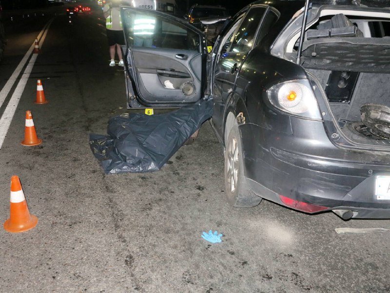 В Киеве лоб в лоб столкнулись Seat и Volkswagen Touareg: водитель хэтчбека погиб на месте 5