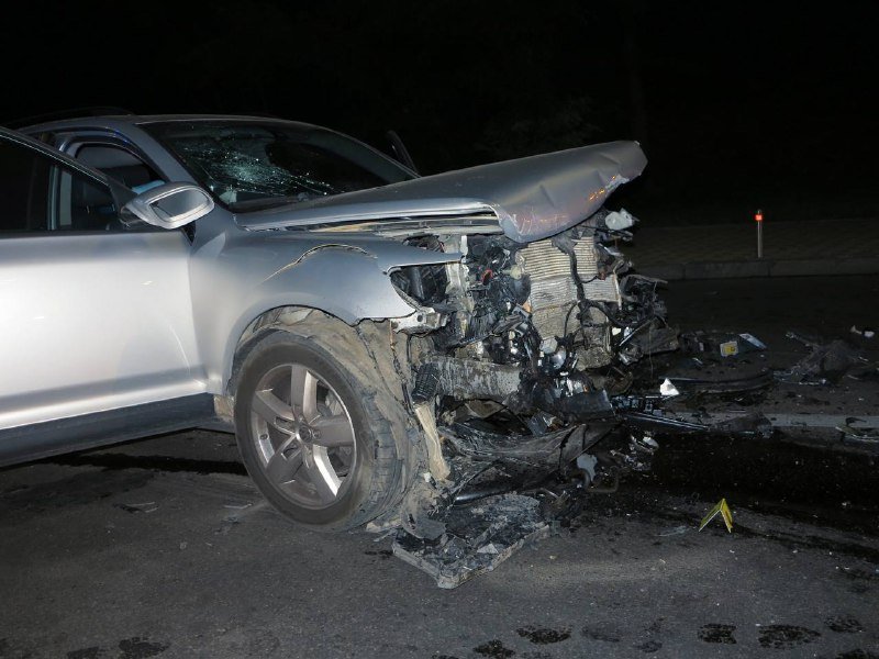 В Киеве лоб в лоб столкнулись Seat и Volkswagen Touareg: водитель хэтчбека погиб на месте 7