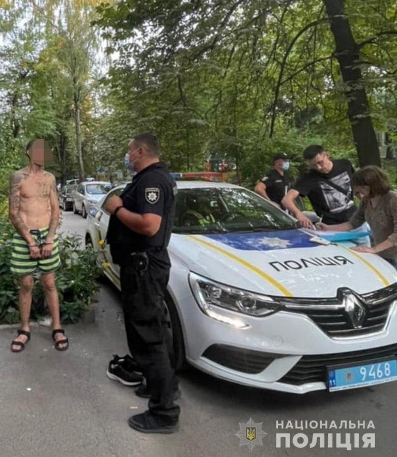 Ударил ножом в грудь из-за телефона: в Киеве во дворе зарезали мужчину 1