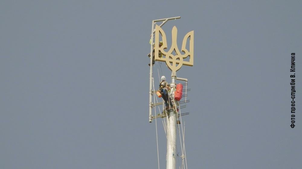 В Киеве на флагштоке крупнейшего государственного флага установили новый трезубец: первые фото и видео 1