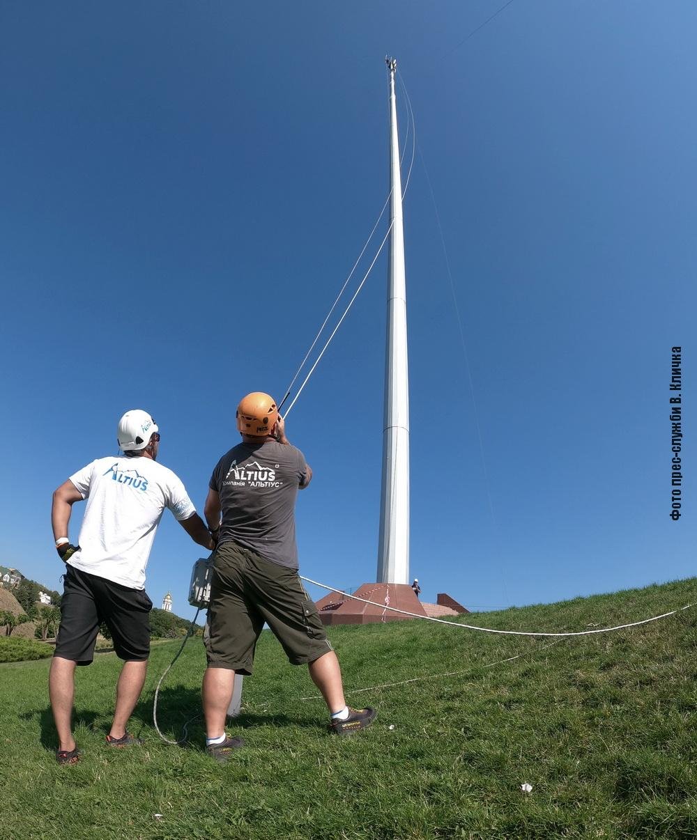 В Киеве на флагштоке крупнейшего государственного флага установили новый трезубец: первые фото и видео 3