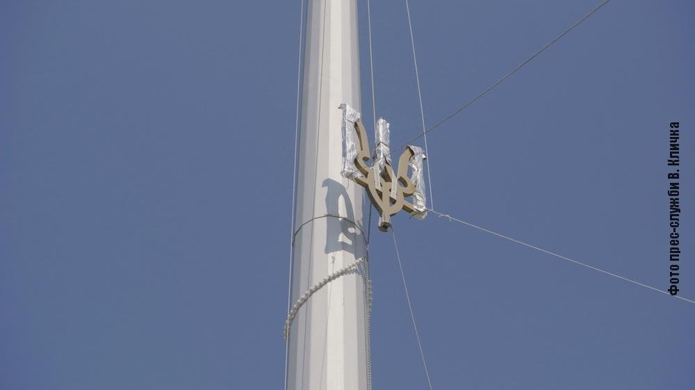 В Киеве на флагштоке крупнейшего государственного флага установили новый трезубец: первые фото и видео 5