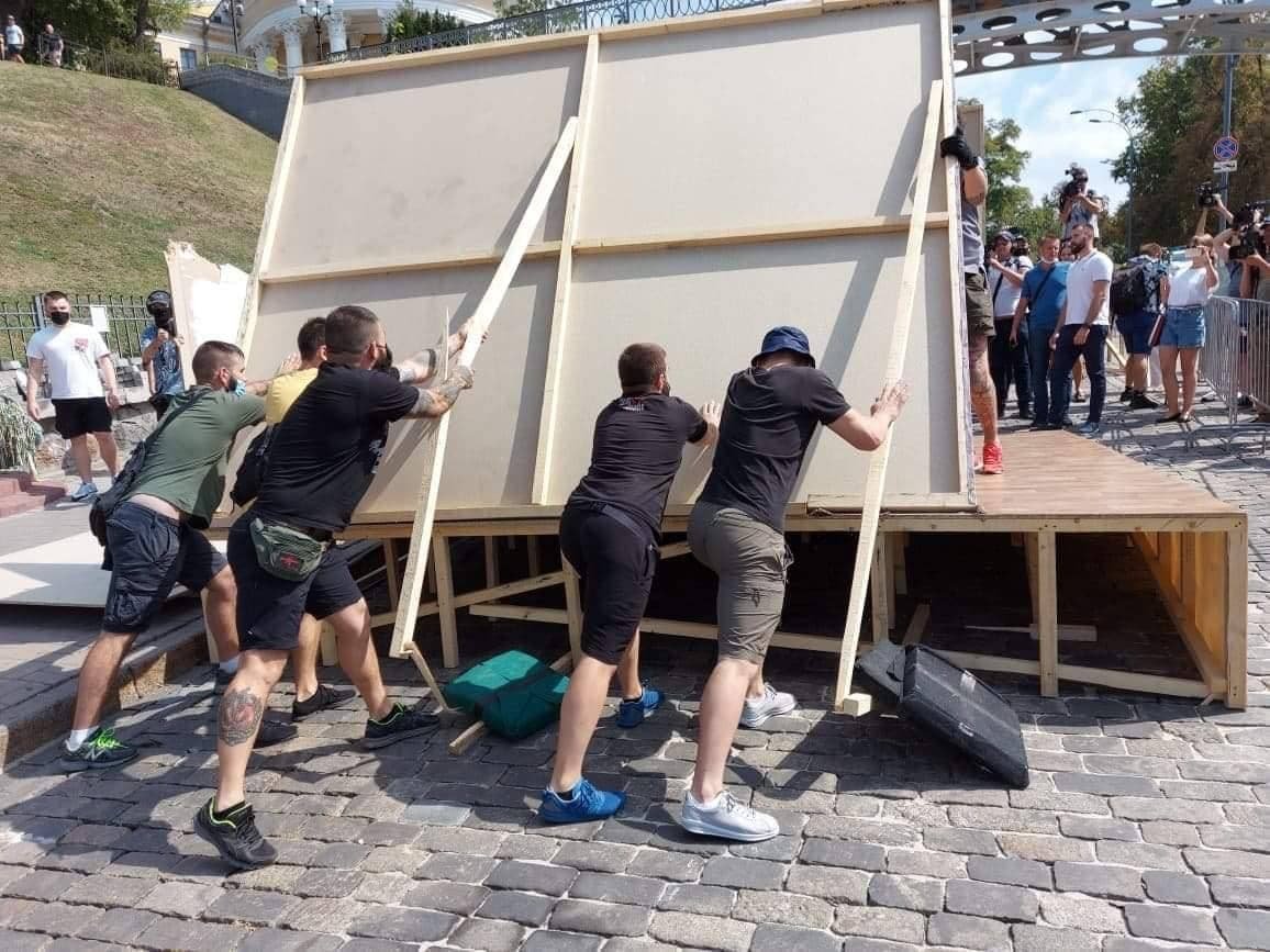 В Киеве произошел скандал с инсталляцией на Аллее Небесной Сотни: Кличко не давал разрешения, а несогласные все снесли 1