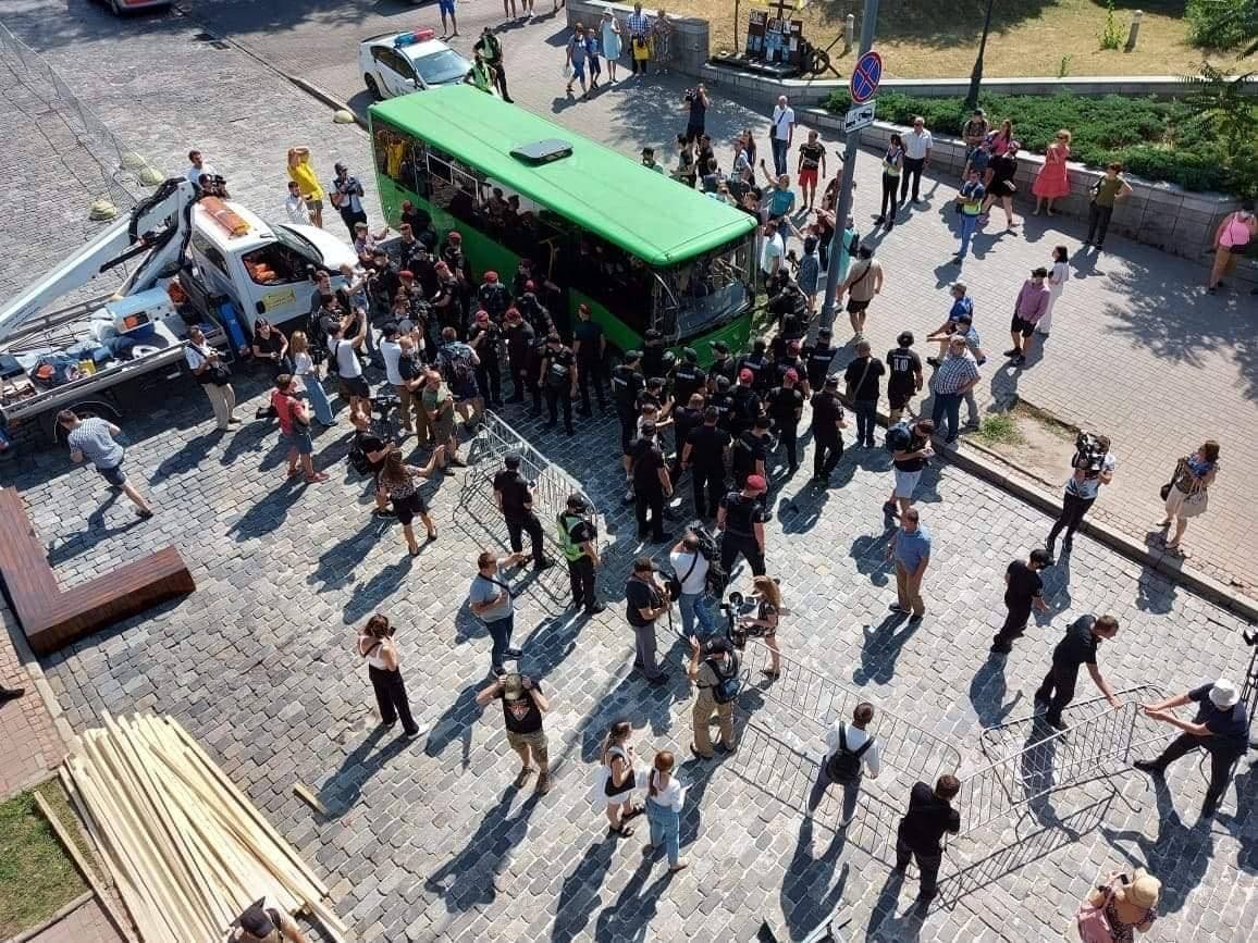 В Киеве произошел скандал с инсталляцией на Аллее Небесной Сотни: Кличко не давал разрешения, а несогласные все снесли 3