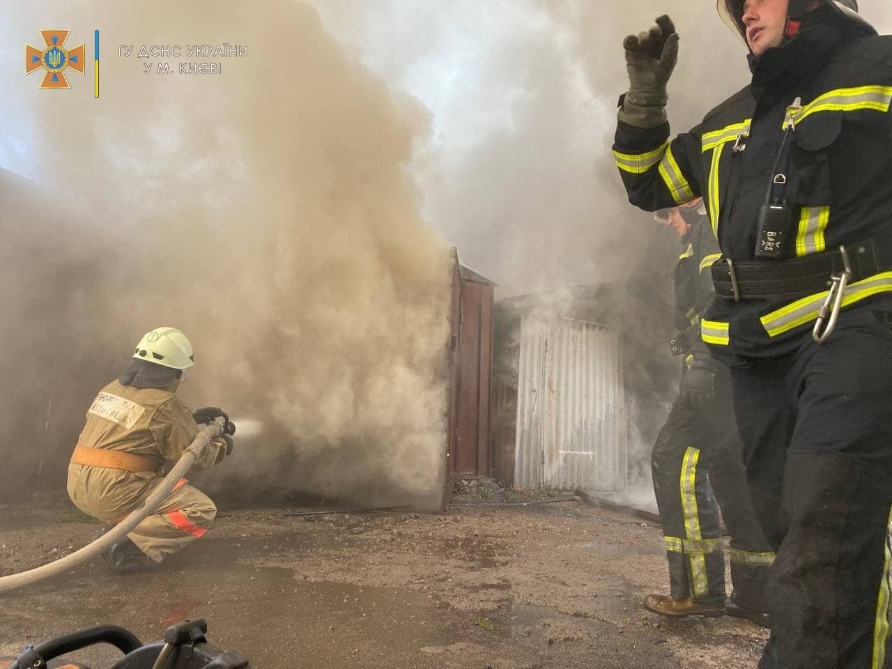 В Киеве сгорел двухэтажный ангар и гаражи с машинами 1