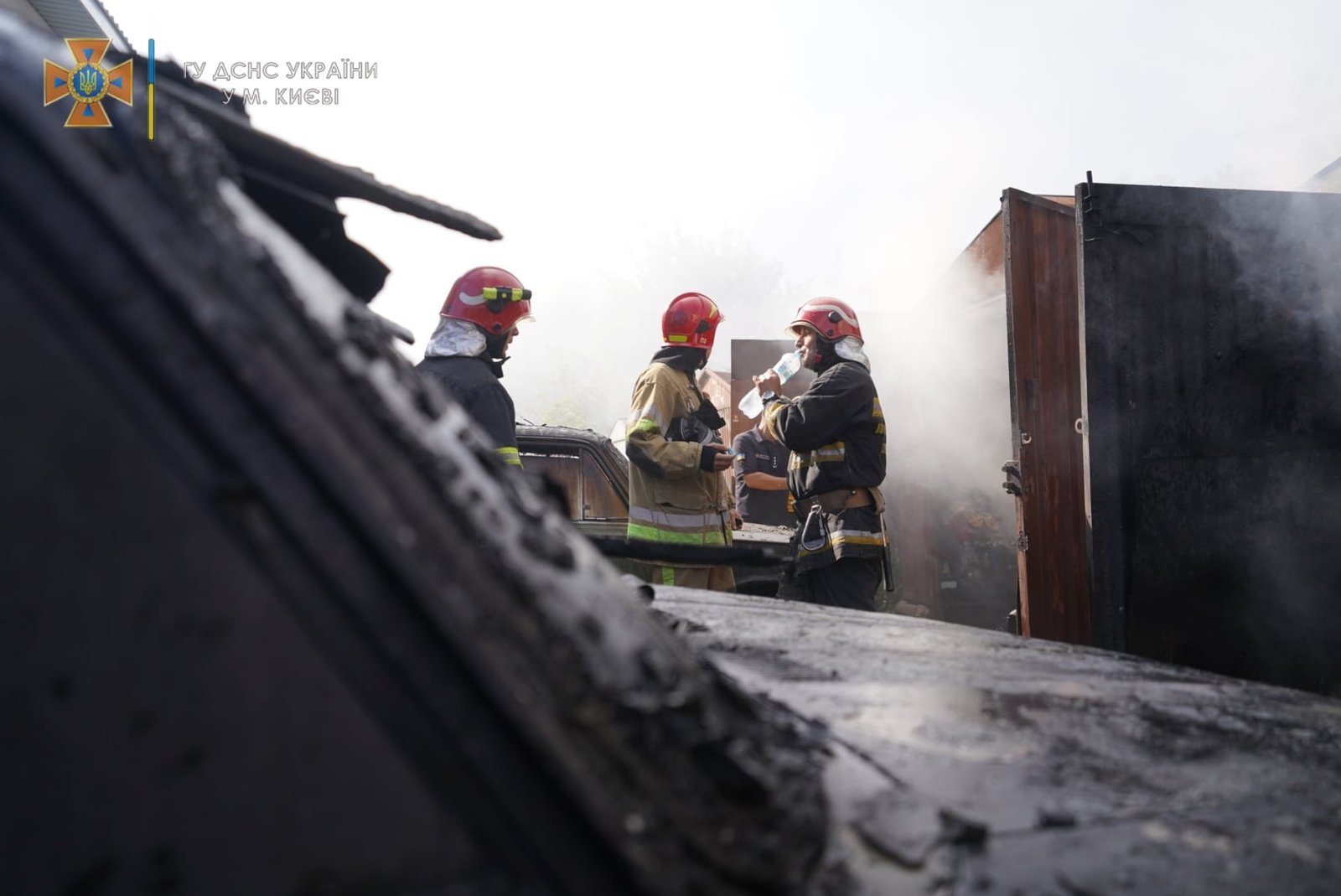 В Киеве сгорел двухэтажный ангар и гаражи с машинами 2
