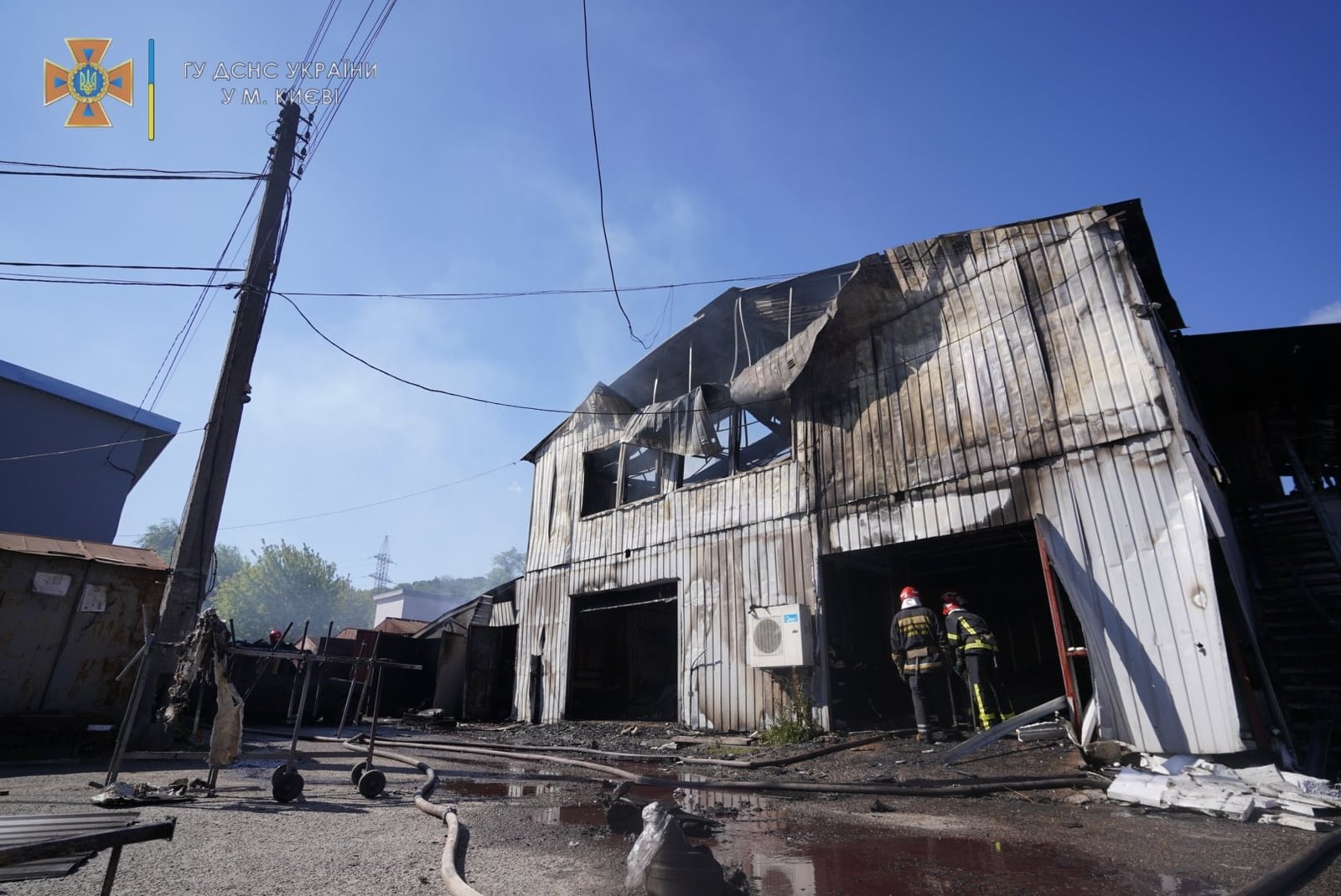 В Киеве сгорел двухэтажный ангар и гаражи с машинами 3