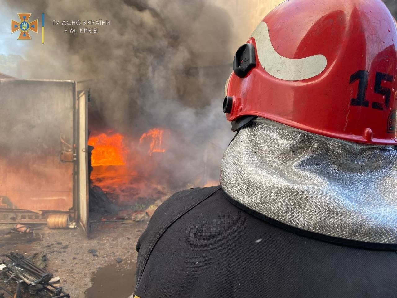 В Киеве сгорел двухэтажный ангар и гаражи с машинами 4