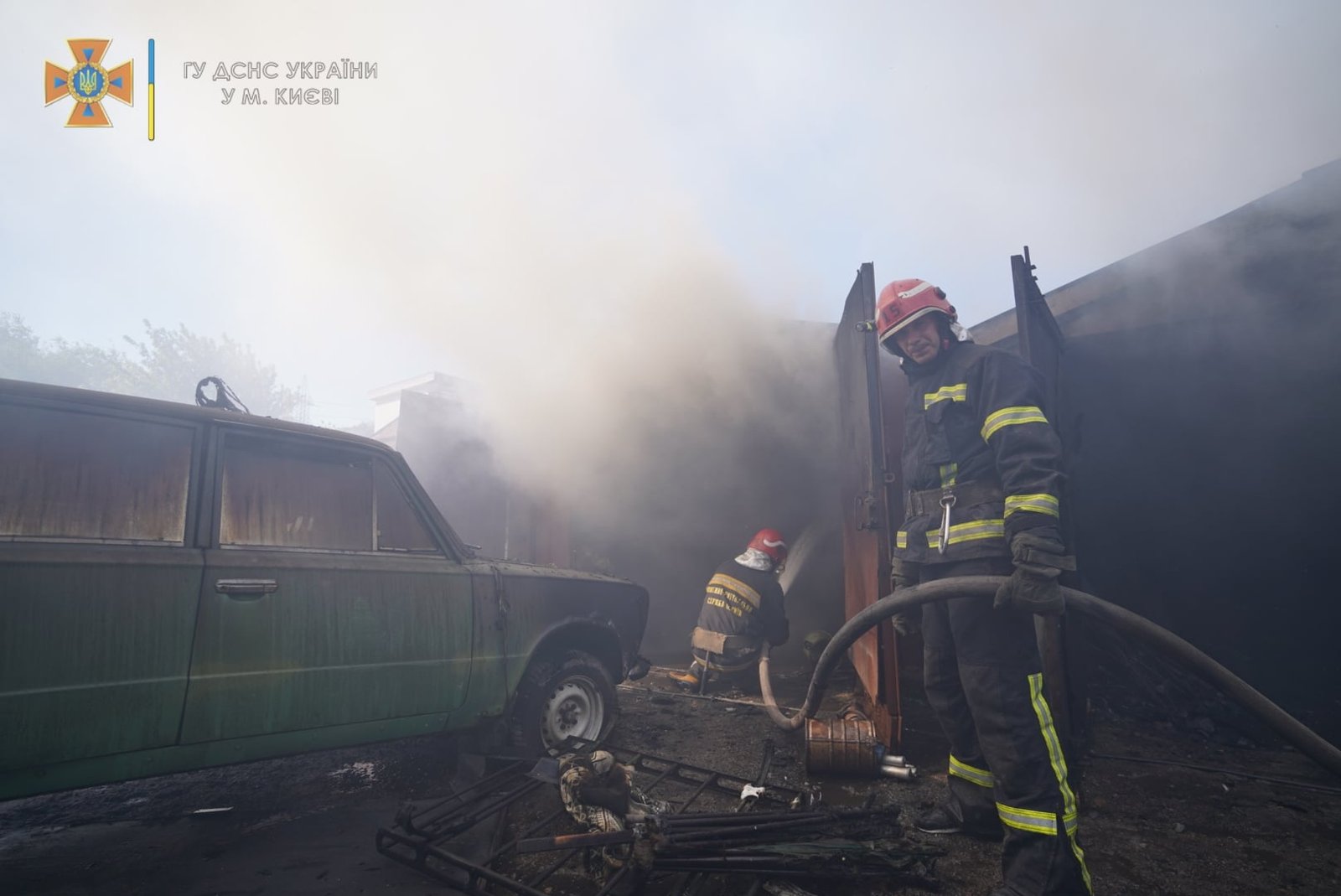 В Киеве сгорел двухэтажный ангар и гаражи с машинами 5