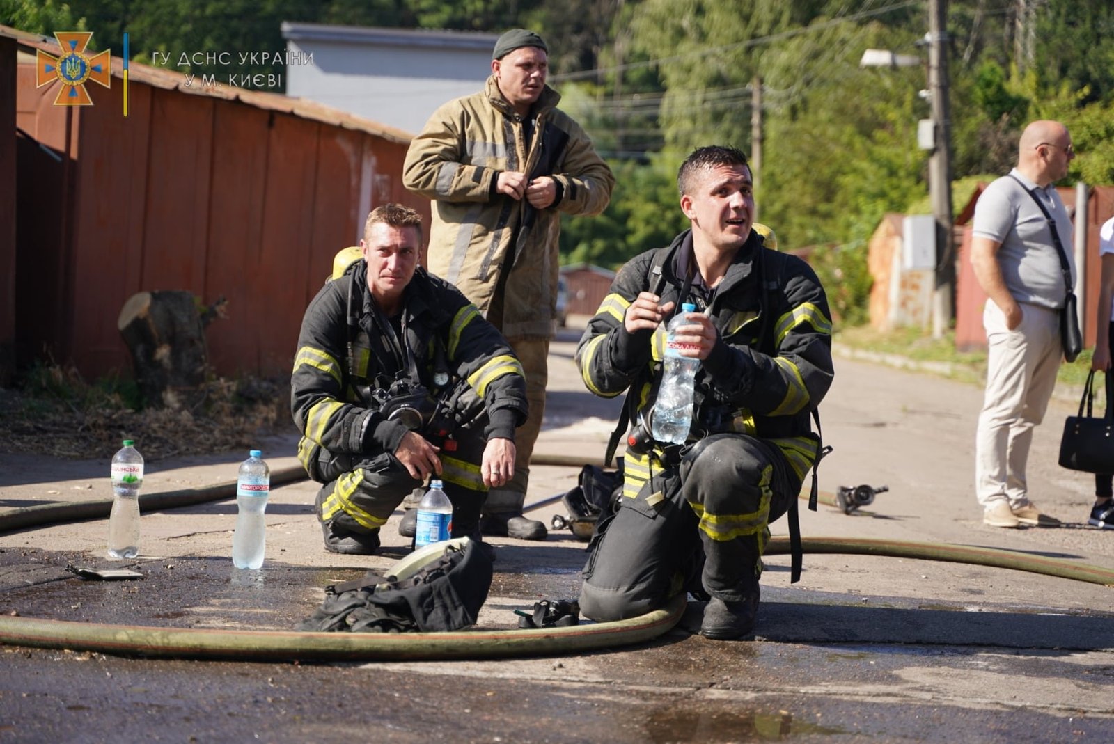 В Киеве сгорел двухэтажный ангар и гаражи с машинами 7