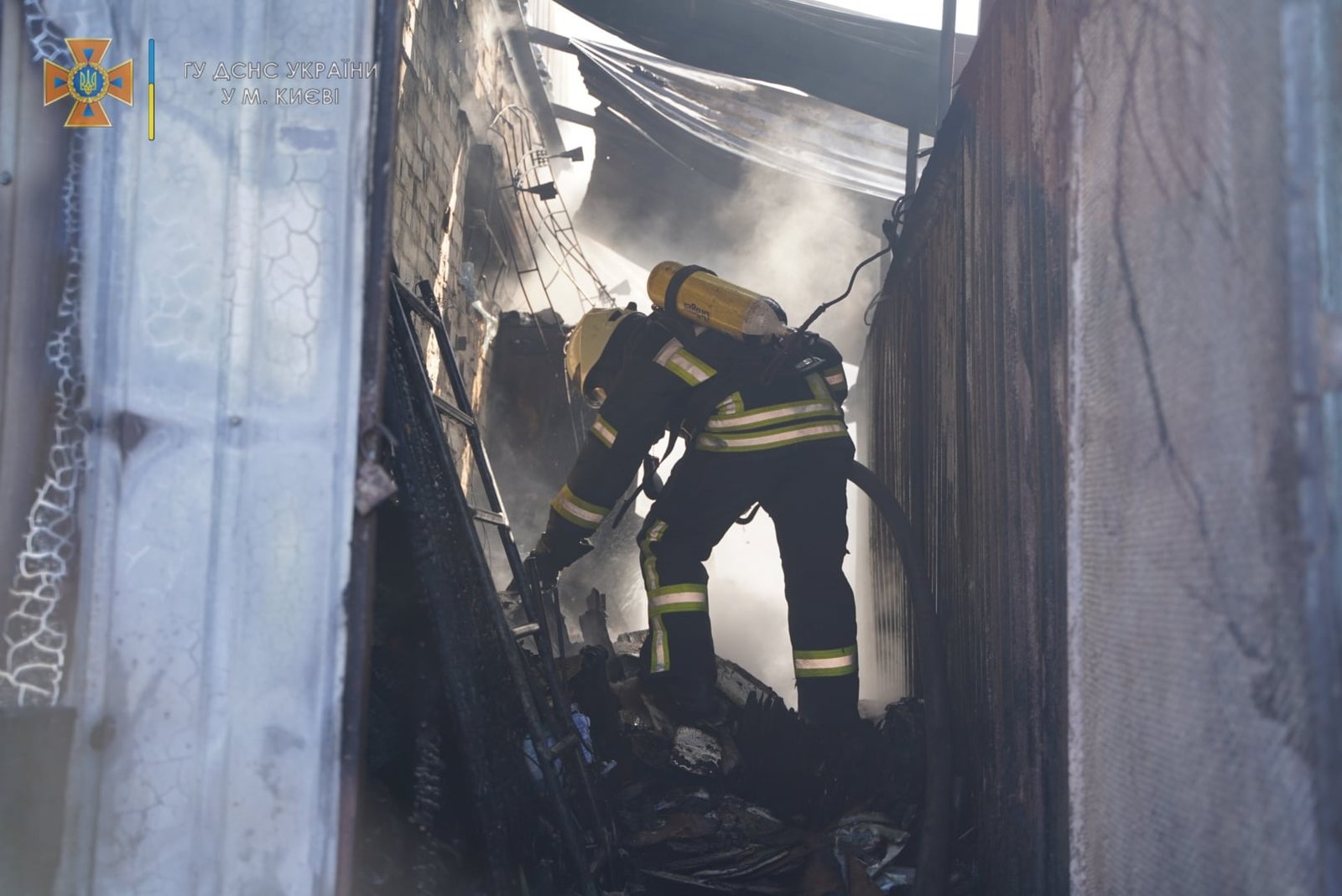 В Киеве сгорел двухэтажный ангар и гаражи с машинами 8