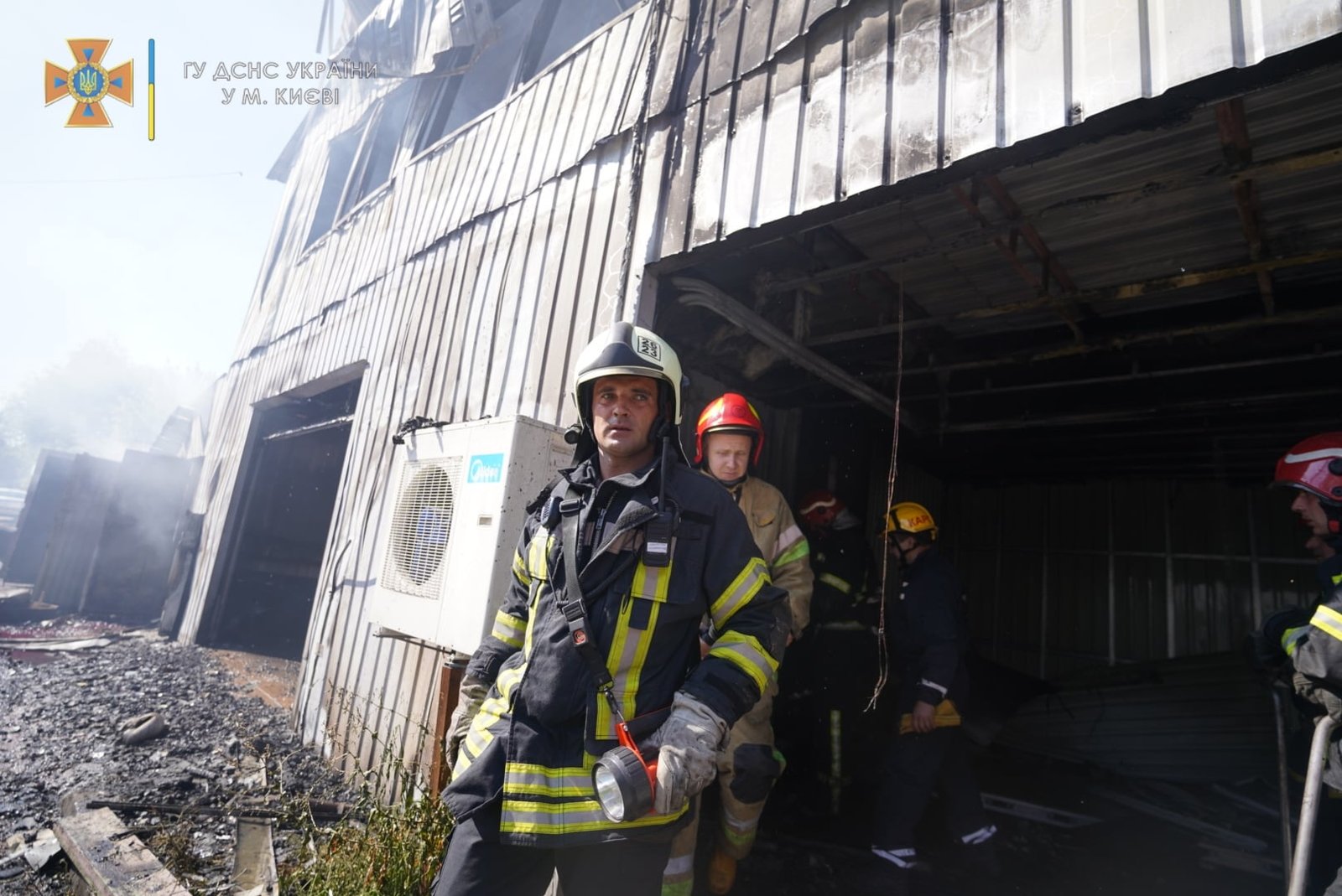 В Киеве сгорел двухэтажный ангар и гаражи с машинами 9