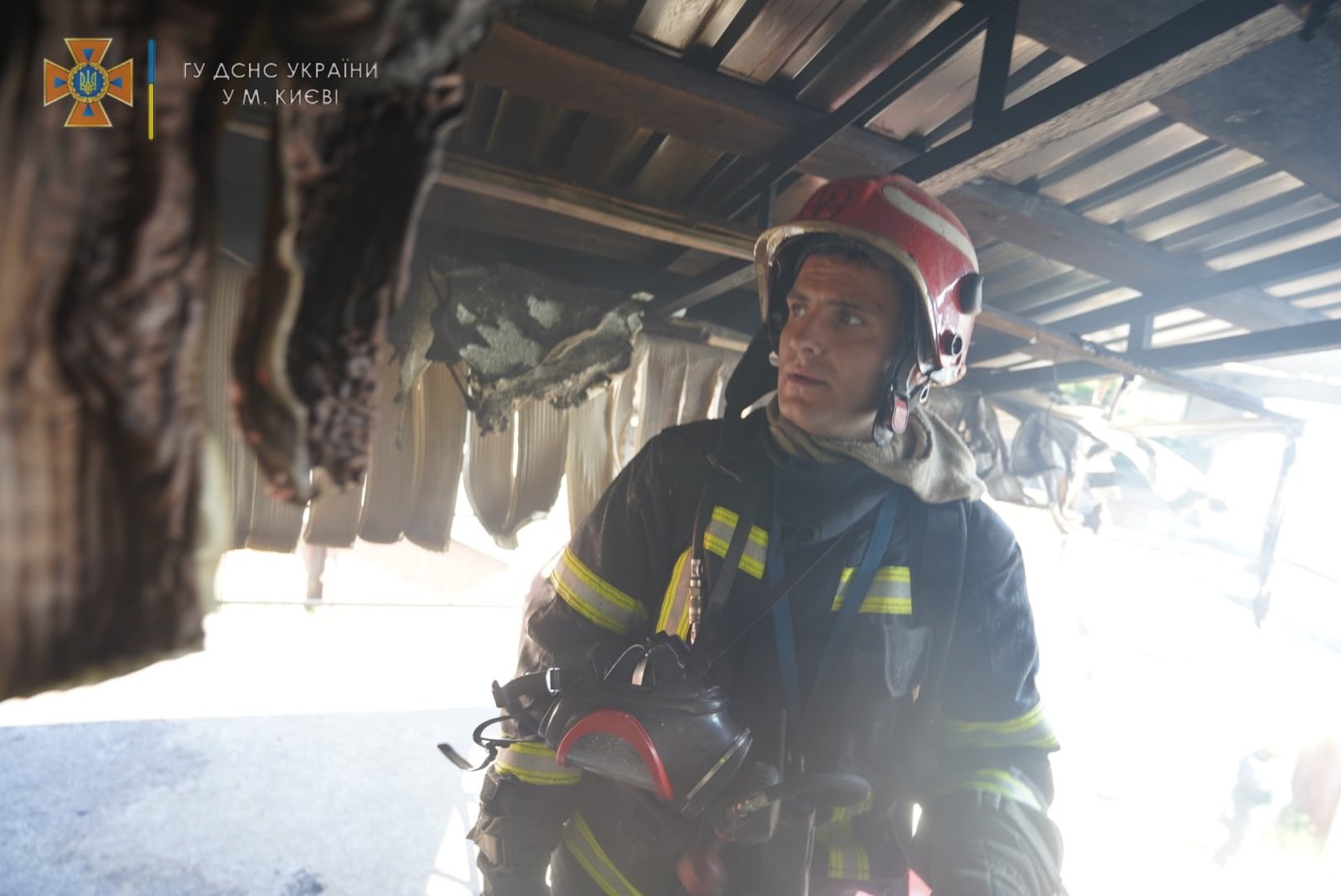 В Киеве сгорел двухэтажный ангар и гаражи с машинами 11