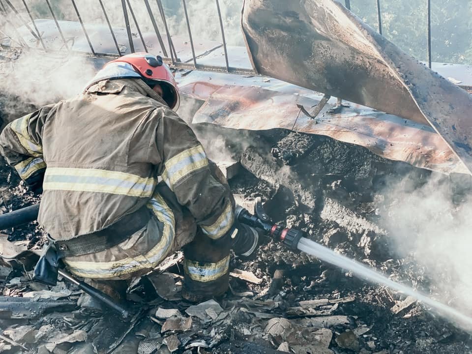 В Киеве на Васильковской загорелась пятиэтажка: жильцов эвакуировали 2