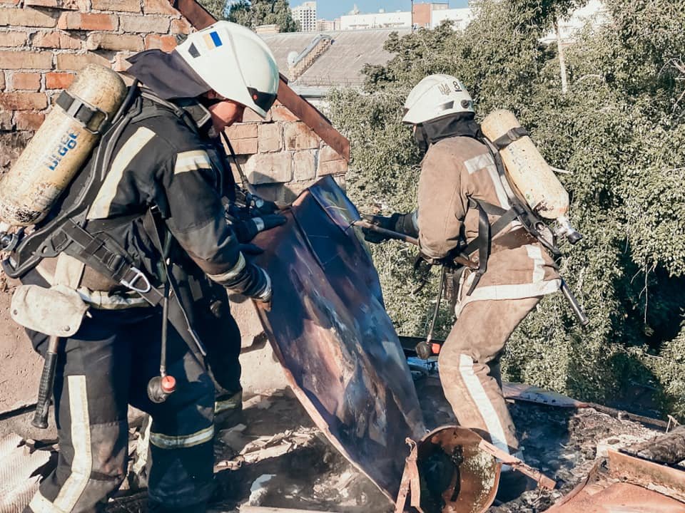 В Киеве на Васильковской загорелась пятиэтажка: жильцов эвакуировали 3
