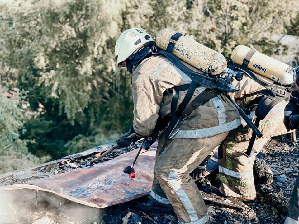 В Киеве на Васильковской загорелась пятиэтажка: жильцов эвакуировали 4