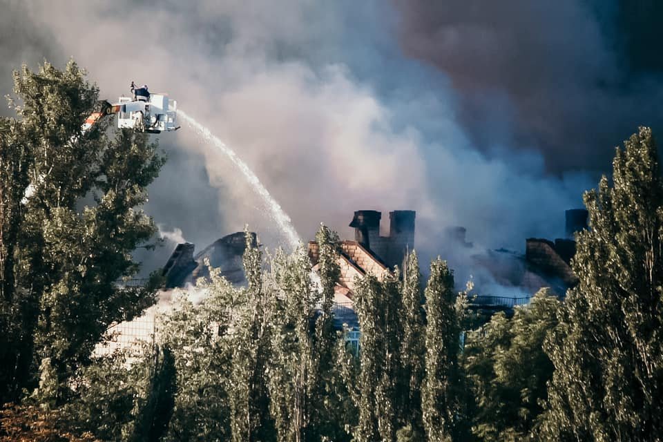 В Киеве на Васильковской загорелась пятиэтажка: жильцов эвакуировали 6