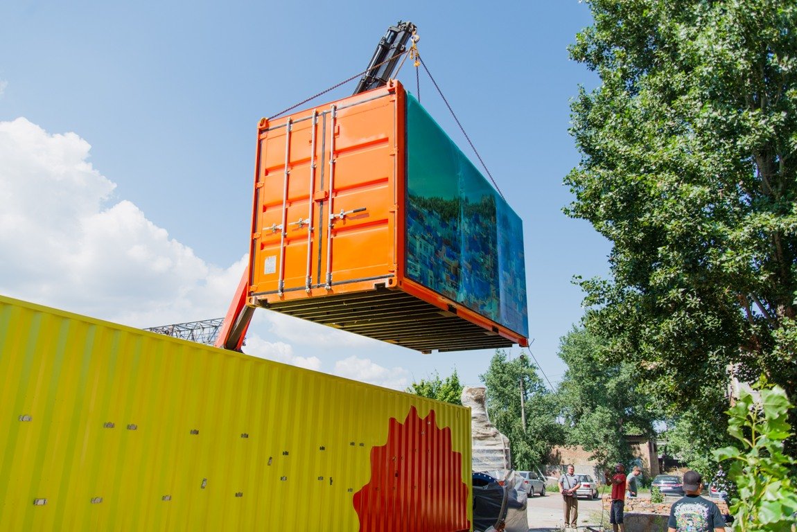 Подняться на Эверест, посмотреть шоу Cirque du Soleil, заглянуть в голубой город Шефшауен: по Украине путешествует интерактивная выставка #Вражаріум 1