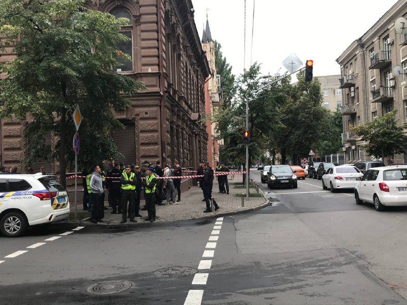 В Киеве в здания суда и офиса омбудсмена бросили "коктейль Молотова" 1