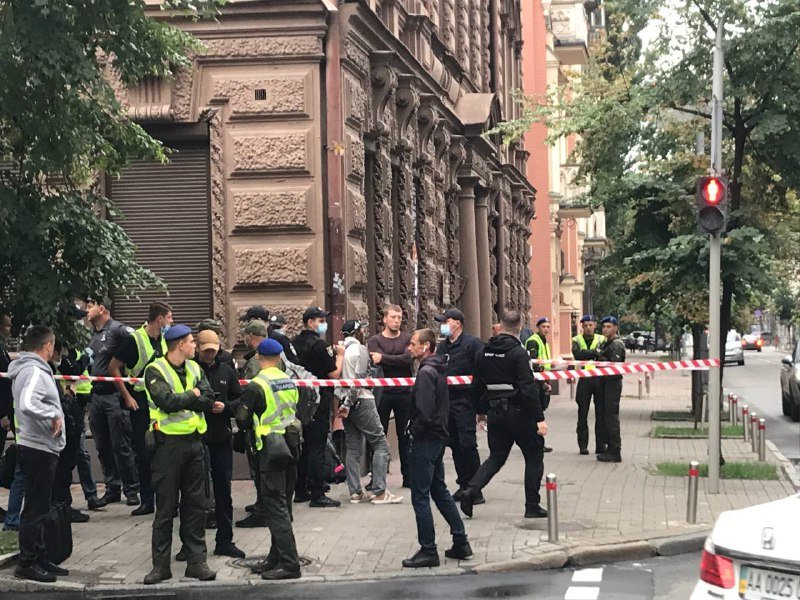 В Киеве в здания суда и офиса омбудсмена бросили "коктейль Молотова" 2