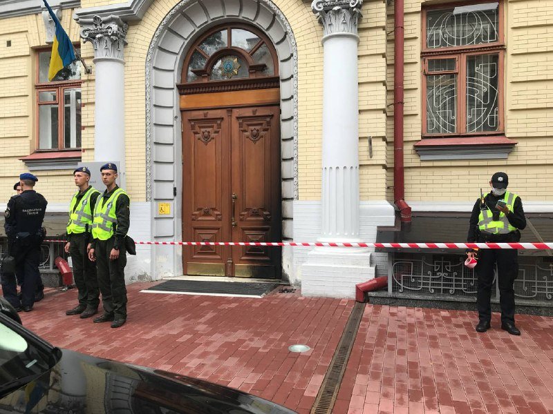 В Киеве в здания суда и офиса омбудсмена бросили "коктейль Молотова" 3