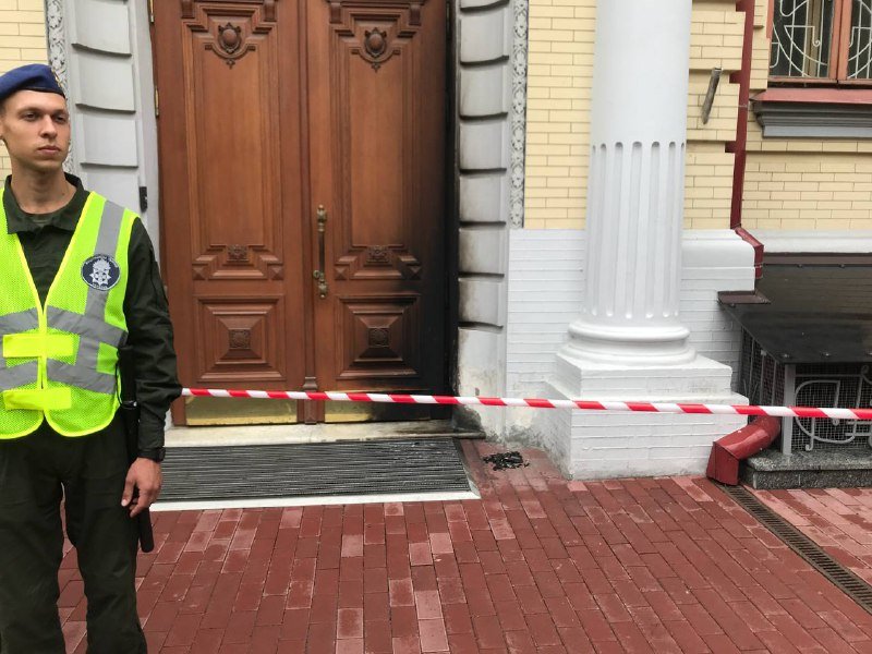 В Киеве в здания суда и офиса омбудсмена бросили "коктейль Молотова" 4