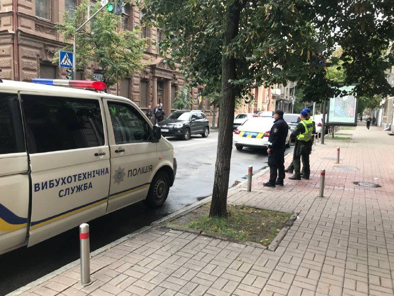 В Киеве в здания суда и офиса омбудсмена бросили "коктейль Молотова" 6