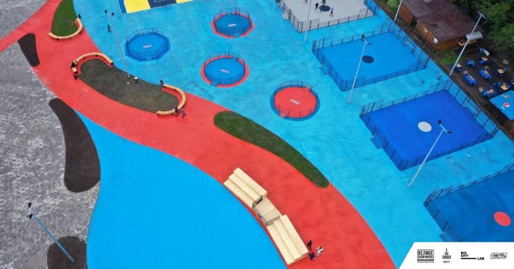 В Киеве на ВДНГ открыли Урбан-парк: как он выглядит с высоты и какие локации доступны для посещения 5