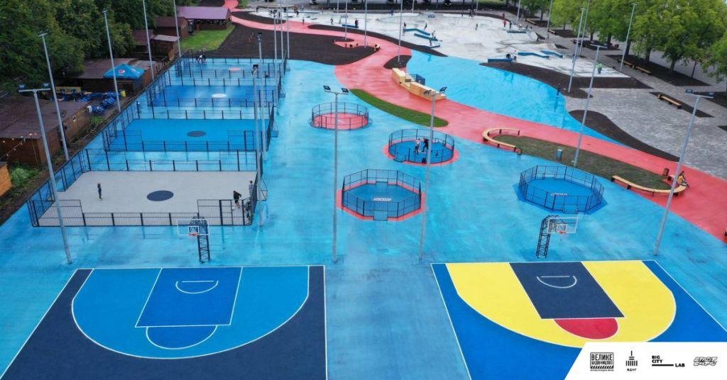 В Киеве на ВДНГ открыли Урбан-парк: как он выглядит с высоты и какие локации доступны для посещения 9