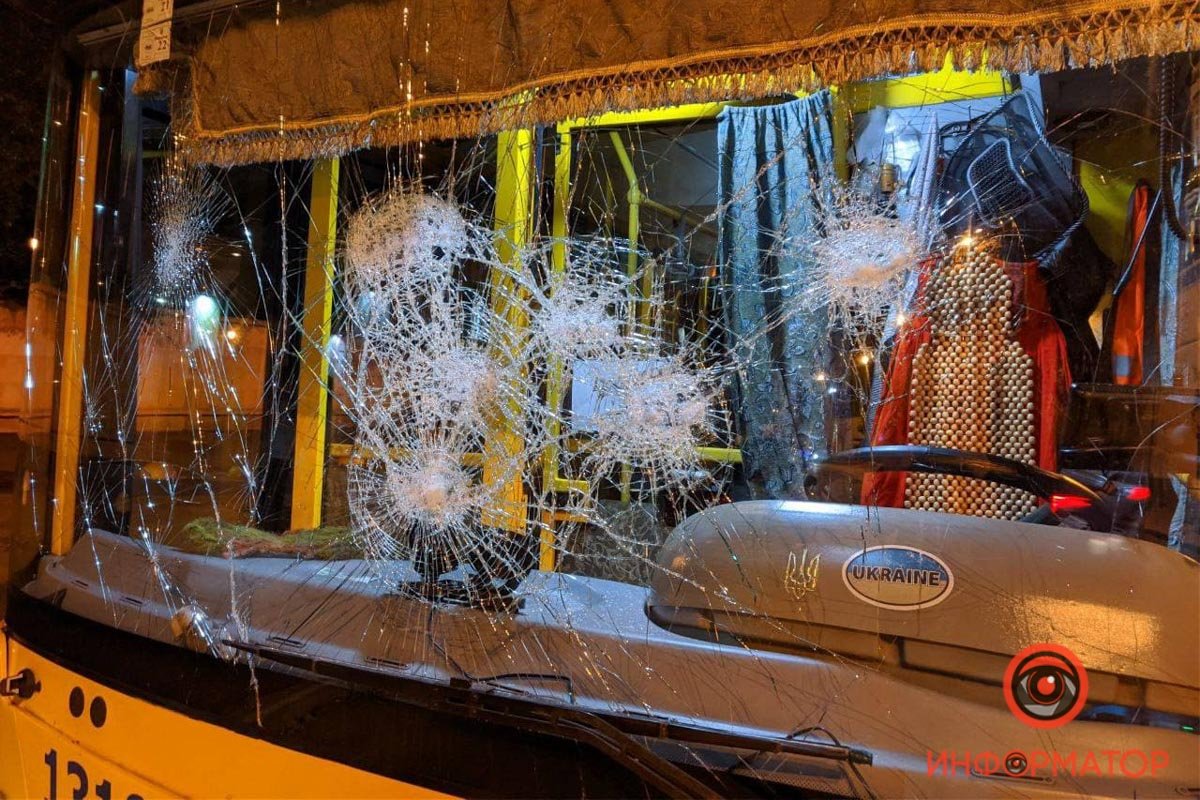 В Киеве неадекватные мужчины напали на водителя троллейбуса, разбили лобовое и пытались угнать мотоцикл доставщика еды 1