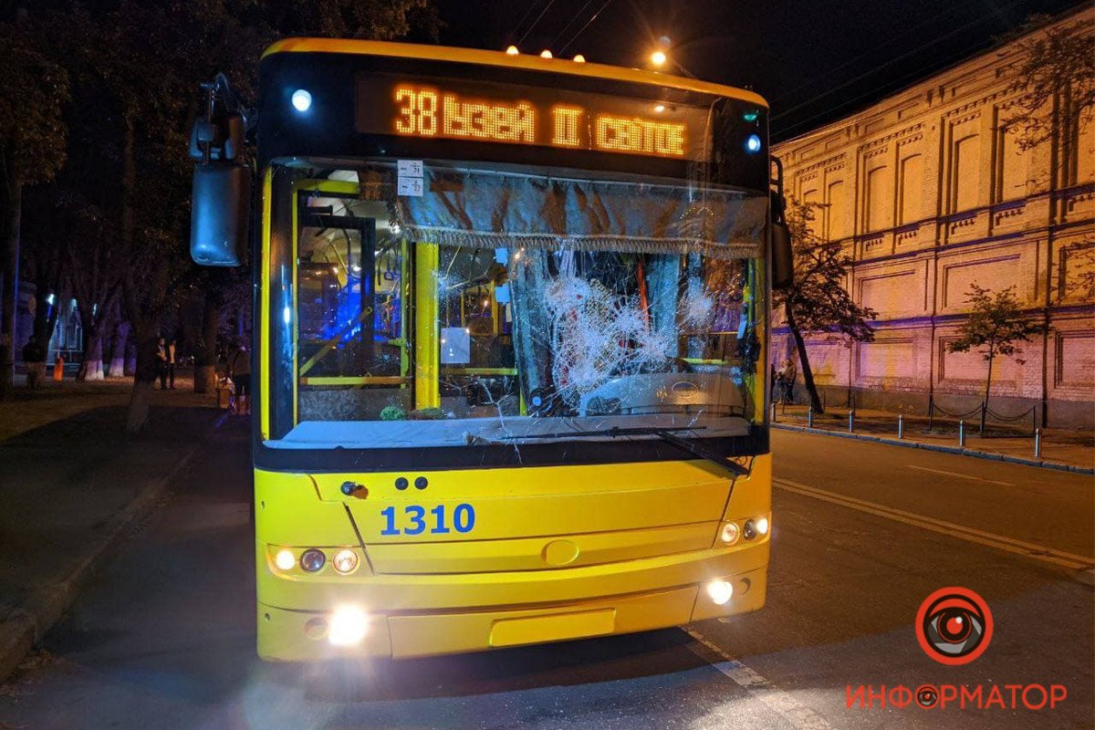 В Киеве неадекватные мужчины напали на водителя троллейбуса, разбили лобовое и пытались угнать мотоцикл доставщика еды 2