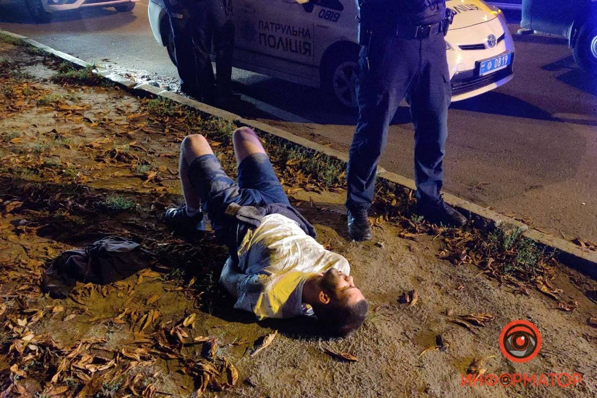 В Киеве неадекватные мужчины напали на водителя троллейбуса, разбили лобовое и пытались угнать мотоцикл доставщика еды 3