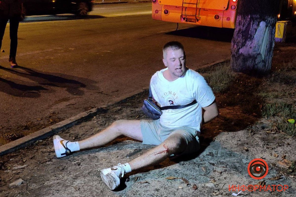 В Киеве неадекватные мужчины напали на водителя троллейбуса, разбили лобовое и пытались угнать мотоцикл доставщика еды 4