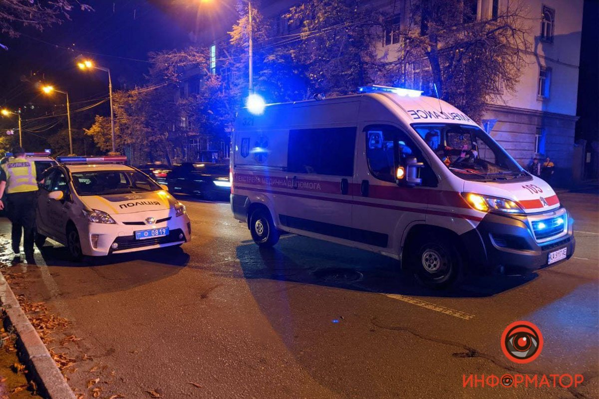 В Киеве неадекватные мужчины напали на водителя троллейбуса, разбили лобовое и пытались угнать мотоцикл доставщика еды 5