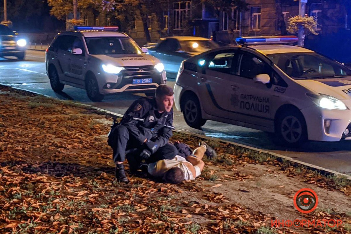 В Киеве неадекватные мужчины напали на водителя троллейбуса, разбили лобовое и пытались угнать мотоцикл доставщика еды 6