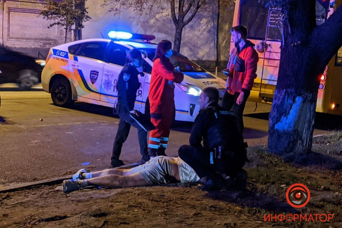 В Киеве неадекватные мужчины напали на водителя троллейбуса, разбили лобовое и пытались угнать мотоцикл доставщика еды 7