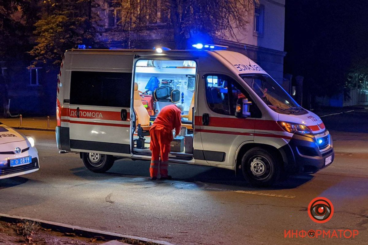 В Киеве неадекватные мужчины напали на водителя троллейбуса, разбили лобовое и пытались угнать мотоцикл доставщика еды 8