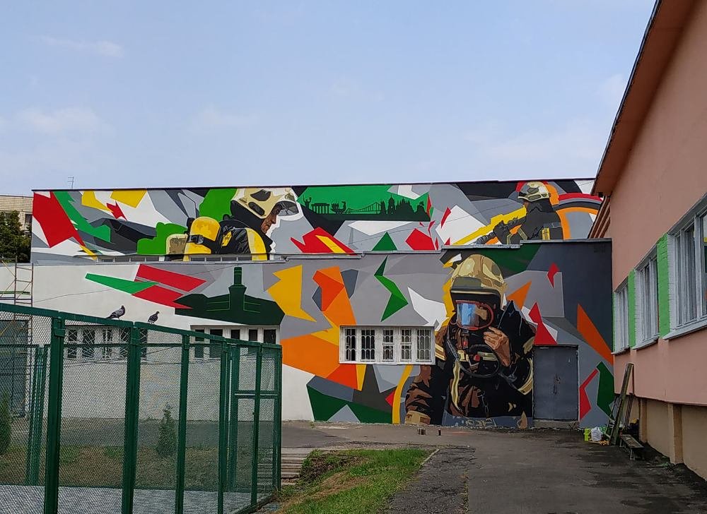 В Киеве на стенах пожарной части создали мурал ко Дню Спасателя: где и как он выглядит 1