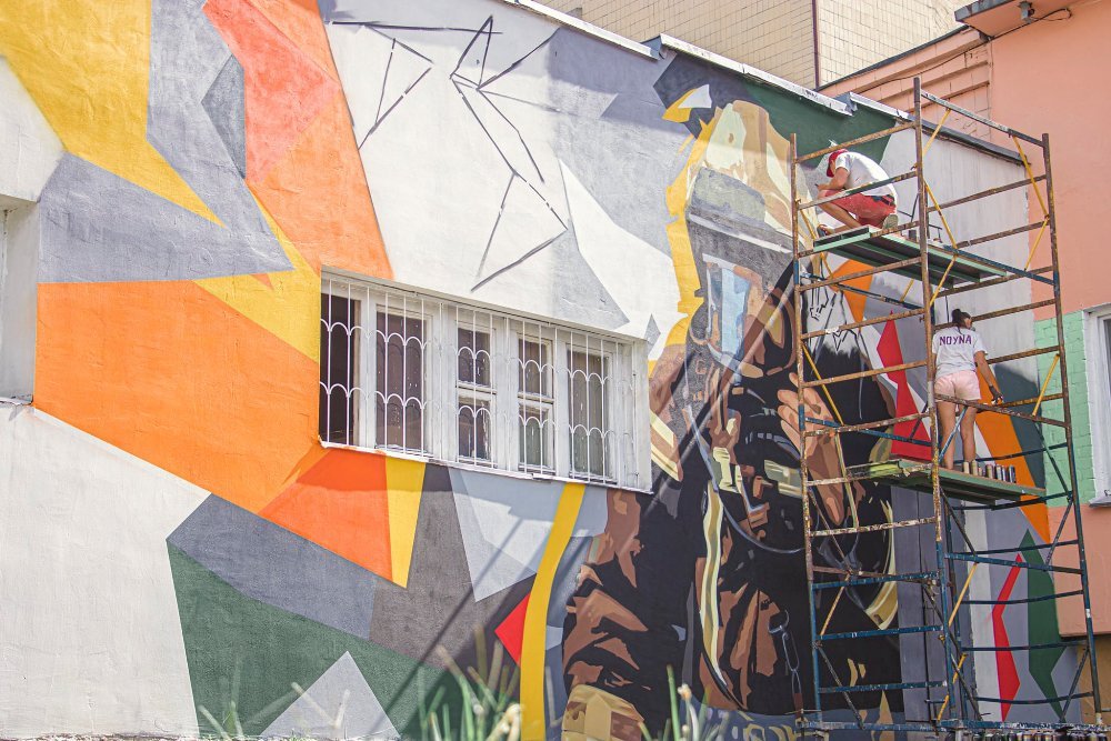 В Киеве на стенах пожарной части создали мурал ко Дню Спасателя: где и как он выглядит 2