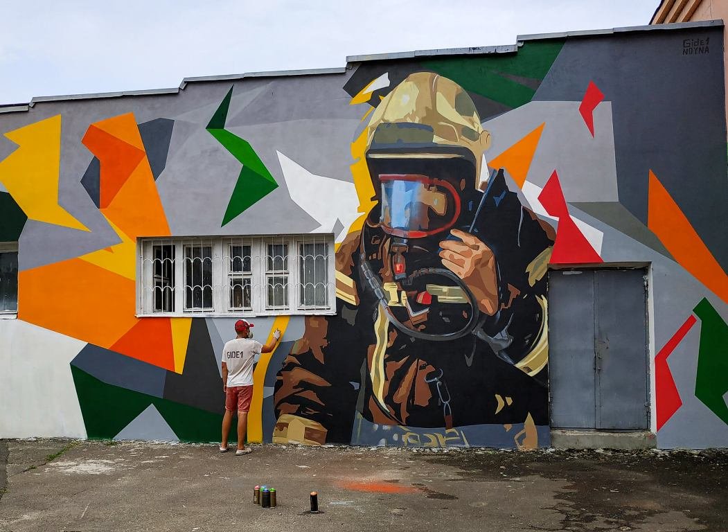 В Киеве на стенах пожарной части создали мурал ко Дню Спасателя: где и как он выглядит 6