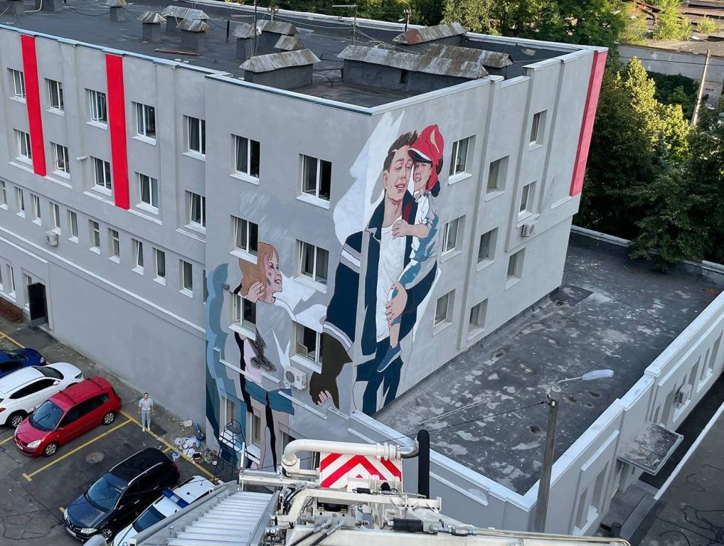 В Киеве на стенах пожарной части создали мурал ко Дню Спасателя: где и как он выглядит 7