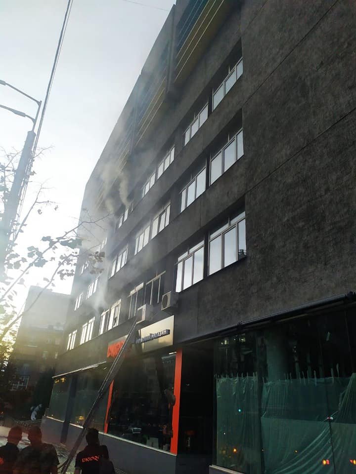 В центре Киева загорелся колледж: из горящего здания спасли человека 1