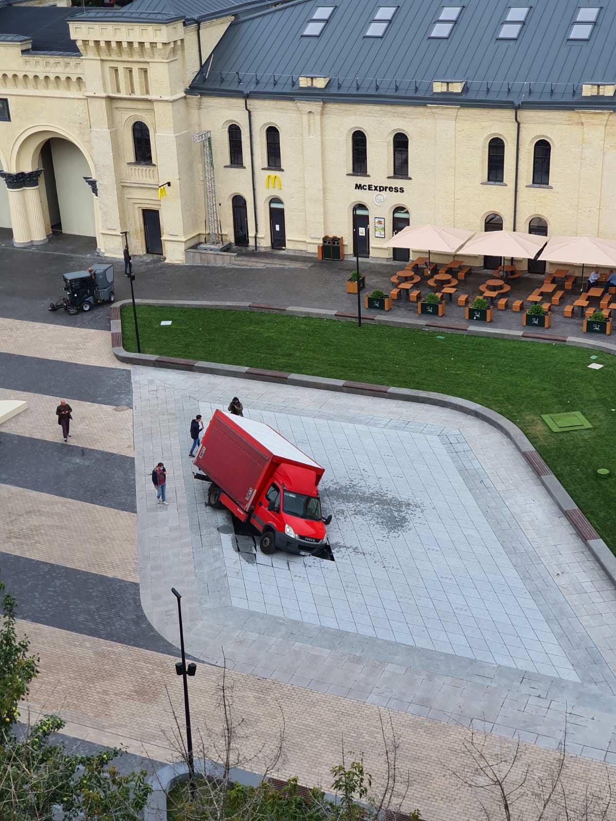 Новый фонтан на Арсенальной площади не прожил и суток: в него провалился грузовик 1