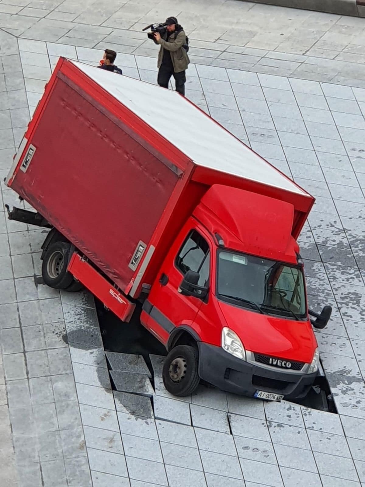 Новый фонтан на Арсенальной площади не прожил и суток: в него провалился грузовик 2