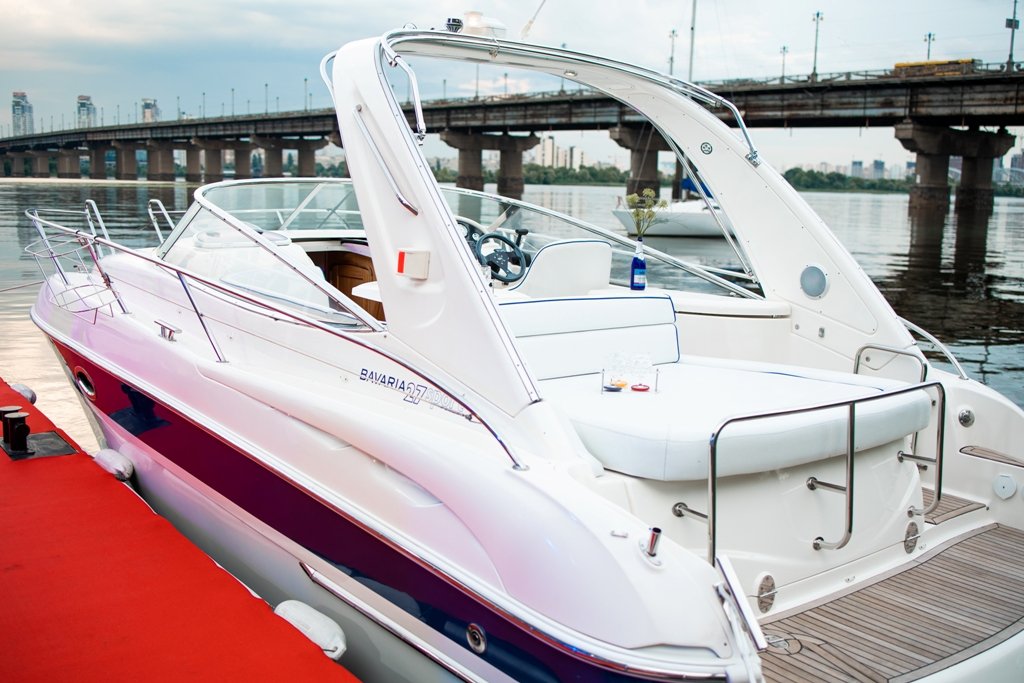 В Киеве компания Sparkling Boats презентовала новую яхту для прогулок по Днепру: как она выглядит и сколько стоит аренда 1