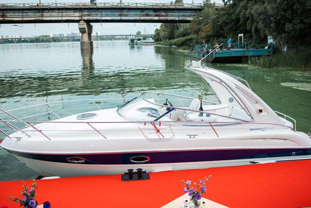 В Киеве компания Sparkling Boats презентовала новую яхту для прогулок по Днепру: как она выглядит и сколько стоит аренда 3