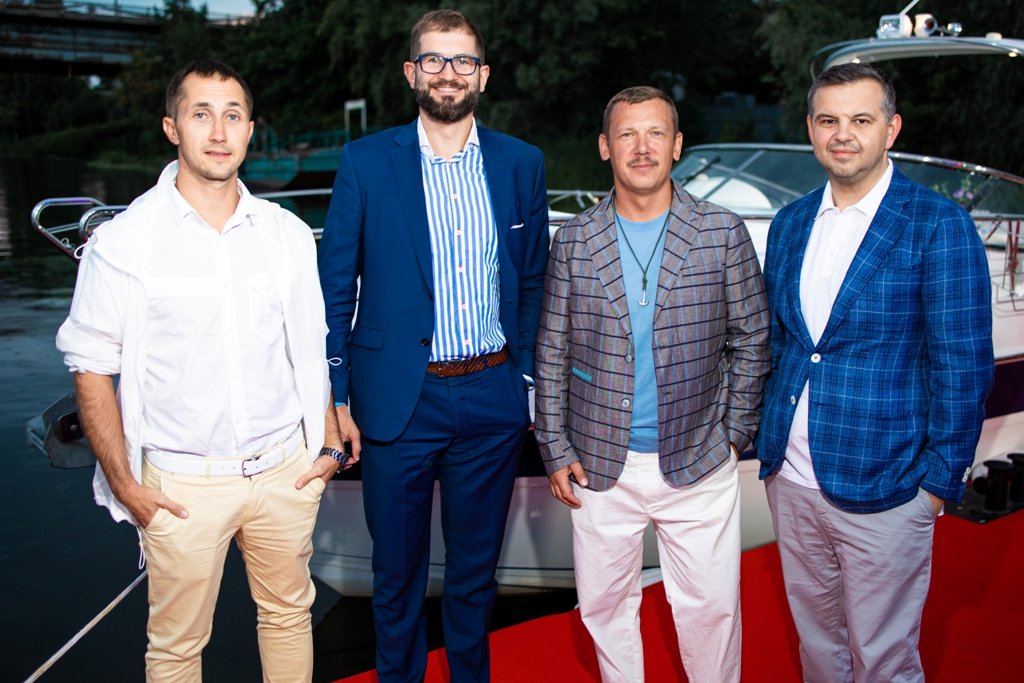 В Киеве компания Sparkling Boats презентовала новую яхту для прогулок по Днепру: как она выглядит и сколько стоит аренда 6