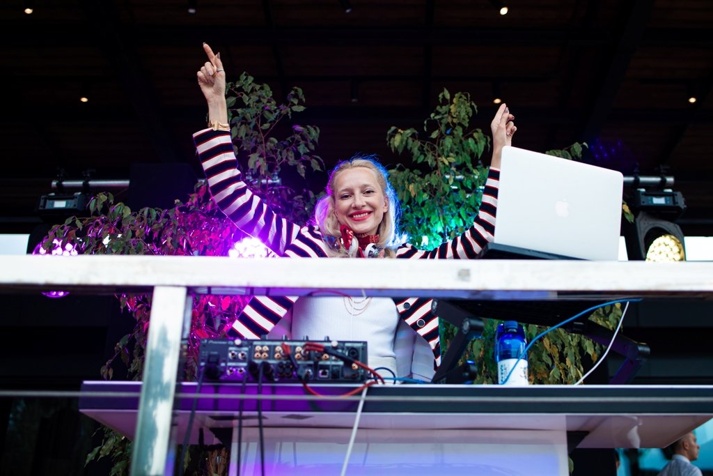 В Киеве компания Sparkling Boats презентовала новую яхту для прогулок по Днепру: как она выглядит и сколько стоит аренда 14