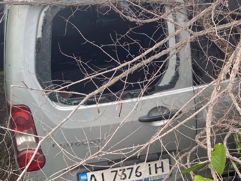 В Киеве на Богатырской Peugeot снес отбойник и улетел в кювет: пострадали три человека 1